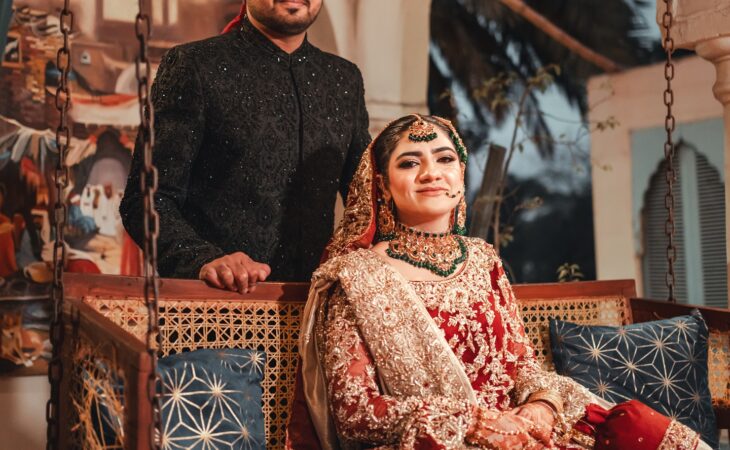 How to Pose Naturally in Wedding Couple Photos – Complete Guide
